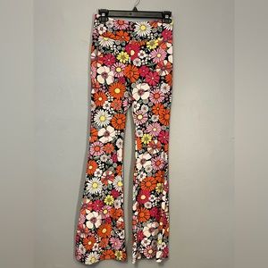 Floral design, medium sign, fits comfy on top and loose at the feet’s 💖